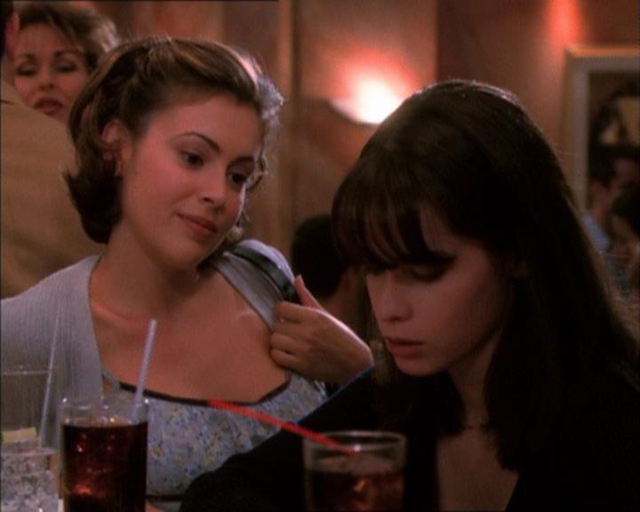 Charmed-Online_dot_net-1x02IveGotYouUnderMySkin2350.jpg Charmed-Online_dot_net-1x02IveGotYouUnderMySkin2350.jpg