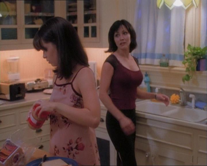 Charmed-Online_dot_net-1x03ThankYouForNotMorphing0350.jpg