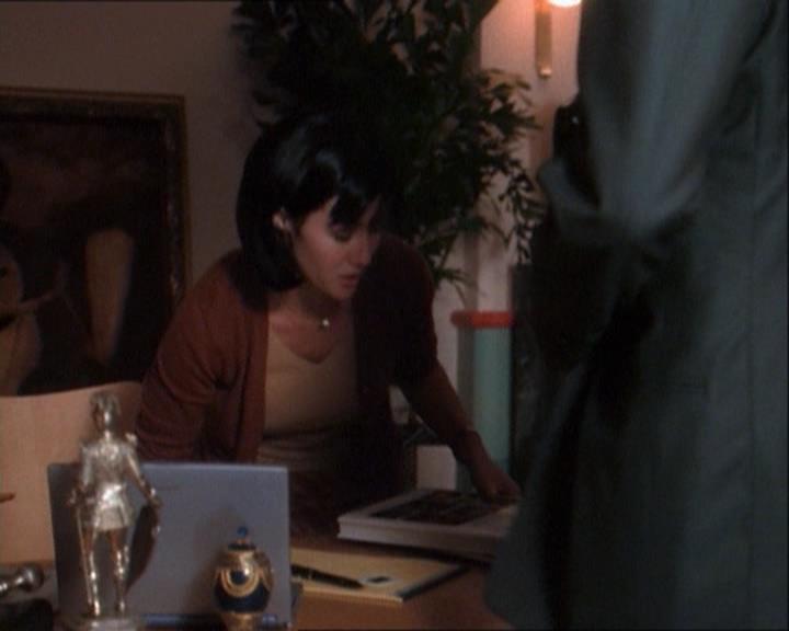 Charmed-Online_dot_net-1x03ThankYouForNotMorphing0448.jpg Charmed-Online_dot_net-1x03ThankYouForNotMorphing0448.jpg