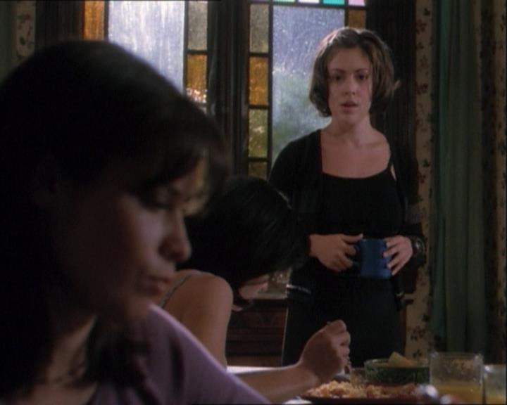 Charmed-Online_dot_net-1x03ThankYouForNotMorphing1910.jpg Charmed-Online_dot_net-1x03ThankYouForNotMorphing1910.jpg