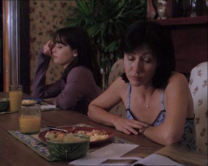 Charmed-Online_dot_net-1x03ThankYouForNotMorphing1926.jpg Charmed-Online_dot_net-1x03ThankYouForNotMorphing1926.jpg