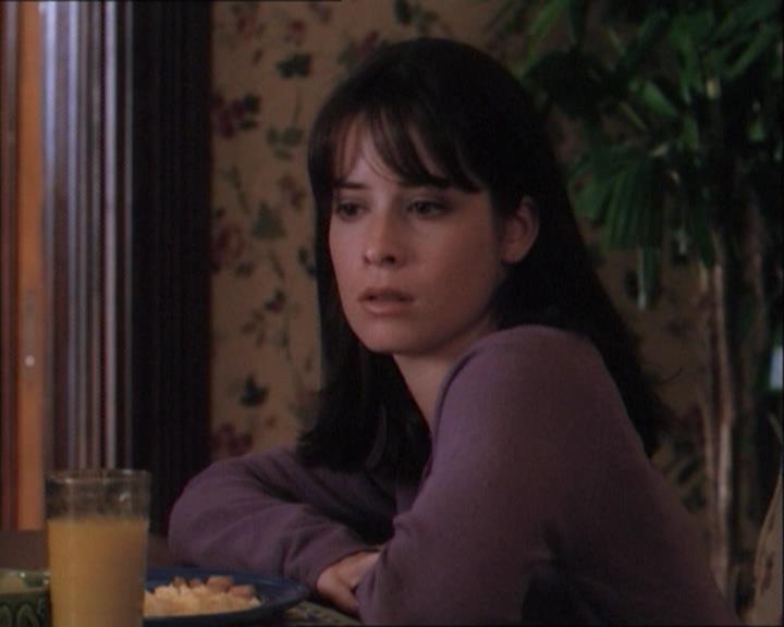 Charmed-Online_dot_net-1x03ThankYouForNotMorphing1955.jpg Charmed-Online_dot_net-1x03ThankYouForNotMorphing1955.jpg