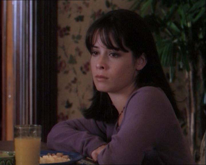 Charmed-Online_dot_net-1x03ThankYouForNotMorphing1984.jpg Charmed-Online_dot_net-1x03ThankYouForNotMorphing1984.jpg