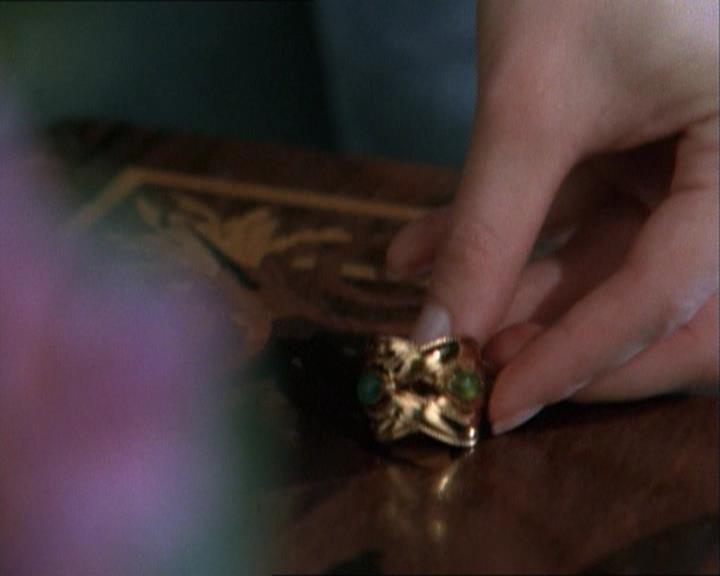 Charmed-Online_dot_net-1x03ThankYouForNotMorphing2006.jpg Charmed-Online_dot_net-1x03ThankYouForNotMorphing2006.jpg