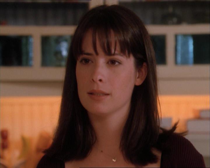 Charmed-Online_dot_net-1x04DeadManDating0329.jpg