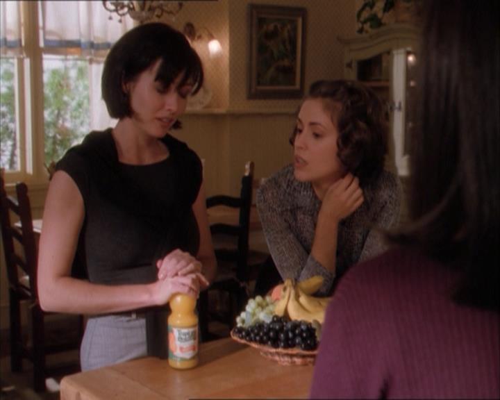 Charmed-Online_dot_net-1x04DeadManDating0345.jpg Charmed-Online_dot_net-1x04DeadManDating0345.jpg