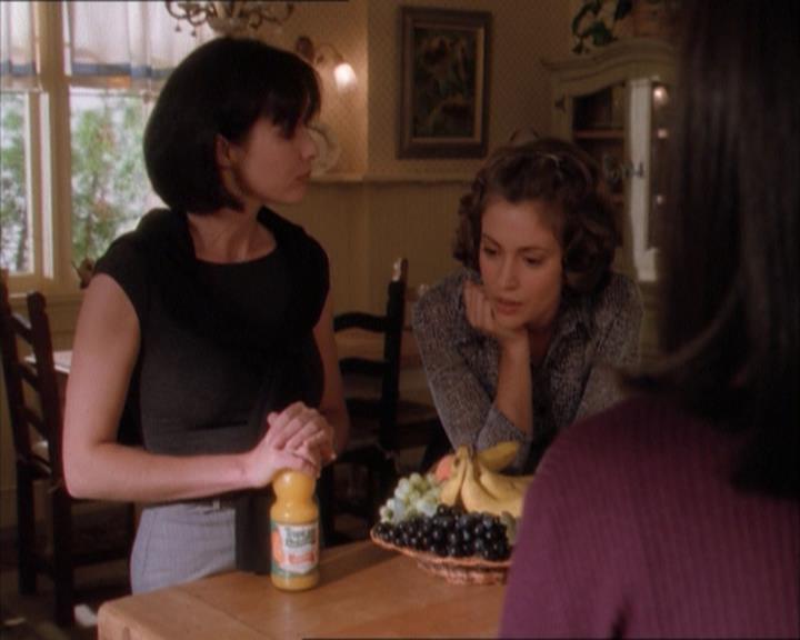 Charmed-Online_dot_net-1x04DeadManDating0347.jpg Charmed-Online_dot_net-1x04DeadManDating0347.jpg