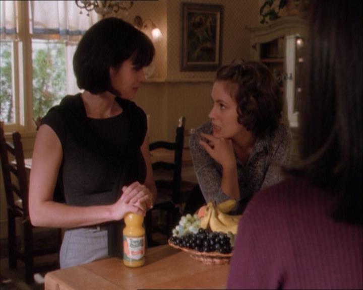 Charmed-Online_dot_net-1x04DeadManDating0349.jpg Charmed-Online_dot_net-1x04DeadManDating0349.jpg