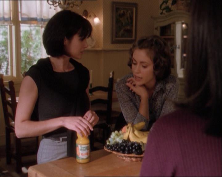 Charmed-Online_dot_net-1x04DeadManDating0355.jpg Charmed-Online_dot_net-1x04DeadManDating0355.jpg