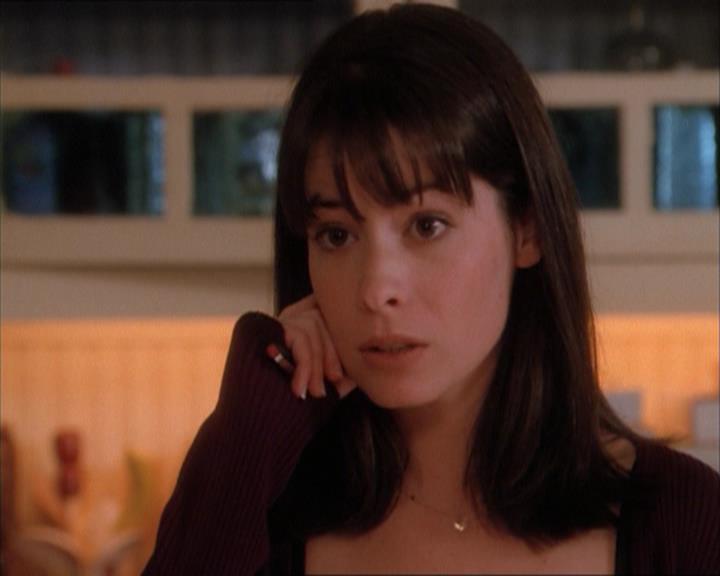 Charmed-Online_dot_net-1x04DeadManDating0362.jpg
