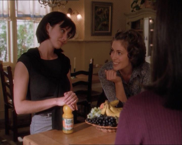 Charmed-Online_dot_net-1x04DeadManDating0388.jpg Charmed-Online_dot_net-1x04DeadManDating0388.jpg