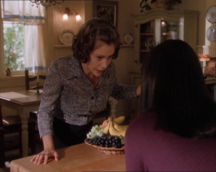 Charmed-Online_dot_net-1x04DeadManDating0401.jpg Charmed-Online_dot_net-1x04DeadManDating0401.jpg