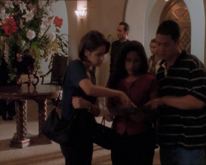 Charmed-Online_dot_net-1x04DeadManDating0420.jpg Charmed-Online_dot_net-1x04DeadManDating0420.jpg