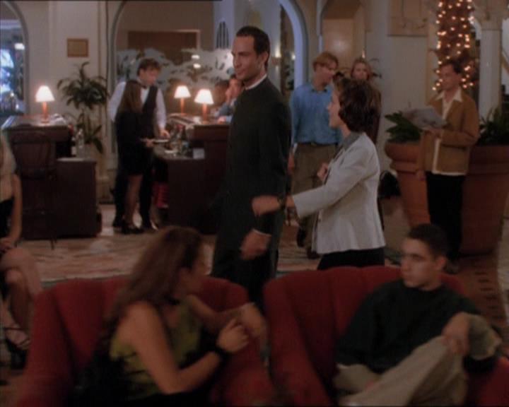 Charmed-Online_dot_net-1x04DeadManDating0425.jpg Charmed-Online_dot_net-1x04DeadManDating0425.jpg