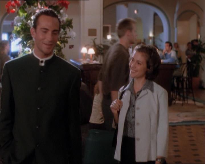 Charmed-Online_dot_net-1x04DeadManDating0428.jpg Charmed-Online_dot_net-1x04DeadManDating0428.jpg