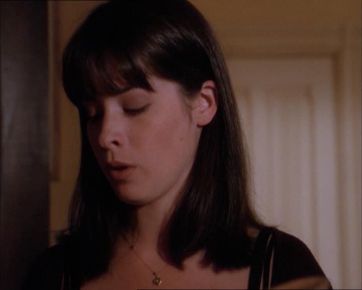 Charmed-Online_dot_net-1x04DeadManDating0511.jpg Charmed-Online_dot_net-1x04DeadManDating0511.jpg