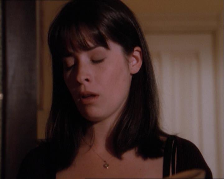 Charmed-Online_dot_net-1x04DeadManDating0512.jpg Charmed-Online_dot_net-1x04DeadManDating0512.jpg