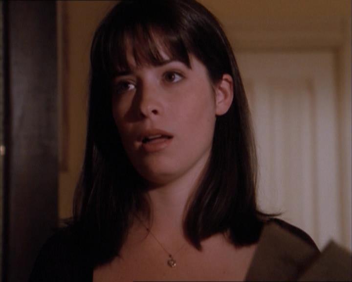 Charmed-Online_dot_net-1x04DeadManDating0516.jpg Charmed-Online_dot_net-1x04DeadManDating0516.jpg