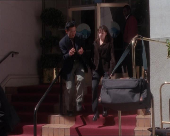 Charmed-Online_dot_net-1x04DeadManDating0632.jpg