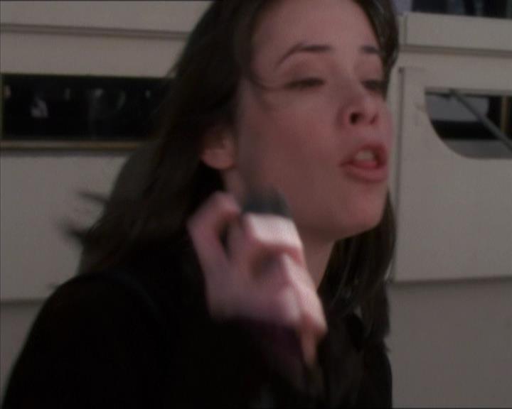 Charmed-Online_dot_net-1x04DeadManDating0645.jpg Charmed-Online_dot_net-1x04DeadManDating0645.jpg