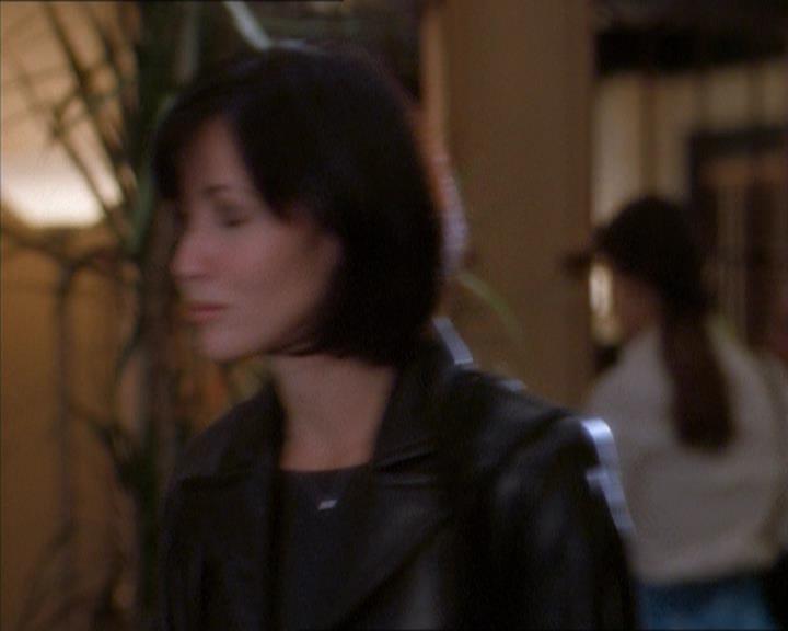 Charmed-Online_dot_net-1x04DeadManDating0700.jpg