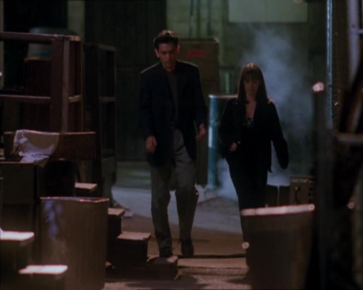Charmed-Online_dot_net-1x04DeadManDating0727.jpg Charmed-Online_dot_net-1x04DeadManDating0727.jpg