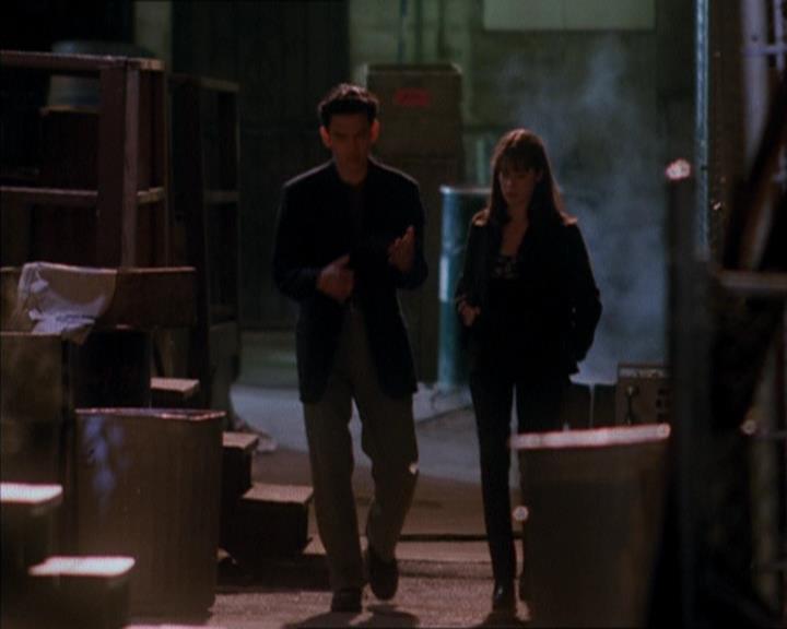 Charmed-Online_dot_net-1x04DeadManDating0729.jpg