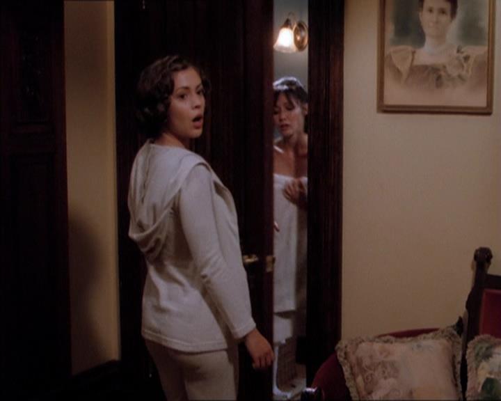 Charmed-Online_dot_net-1x04DeadManDating0815.jpg Charmed-Online_dot_net-1x04DeadManDating0815.jpg