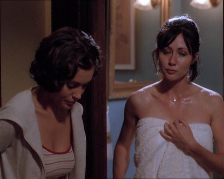 Charmed-Online_dot_net-1x04DeadManDating0821.jpg Charmed-Online_dot_net-1x04DeadManDating0821.jpg