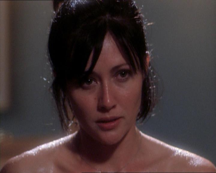Charmed-Online_dot_net-1x04DeadManDating0825.jpg Charmed-Online_dot_net-1x04DeadManDating0825.jpg