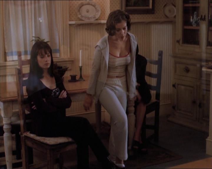Charmed-Online_dot_net-1x04DeadManDating0858.jpg Charmed-Online_dot_net-1x04DeadManDating0858.jpg