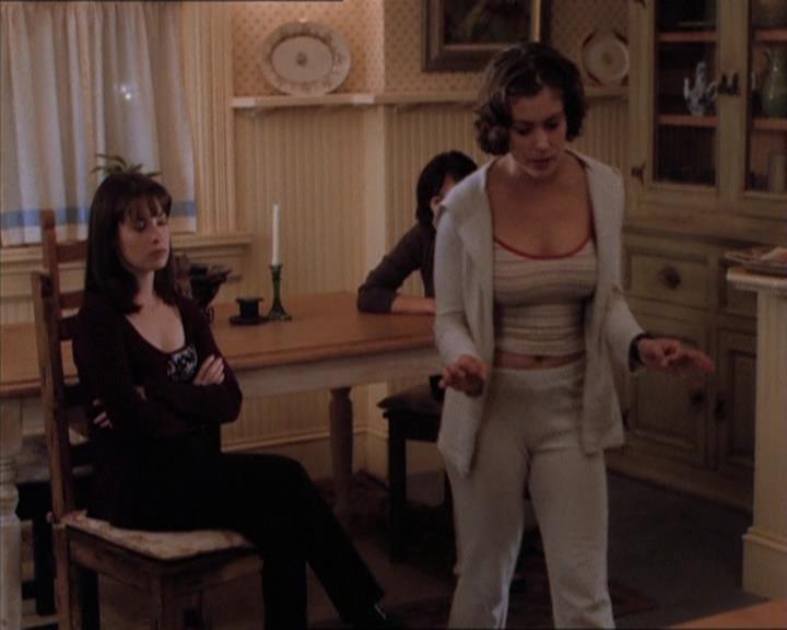 Charmed-Online_dot_net-1x04DeadManDating0859.jpg Charmed-Online_dot_net-1x04DeadManDating0859.jpg