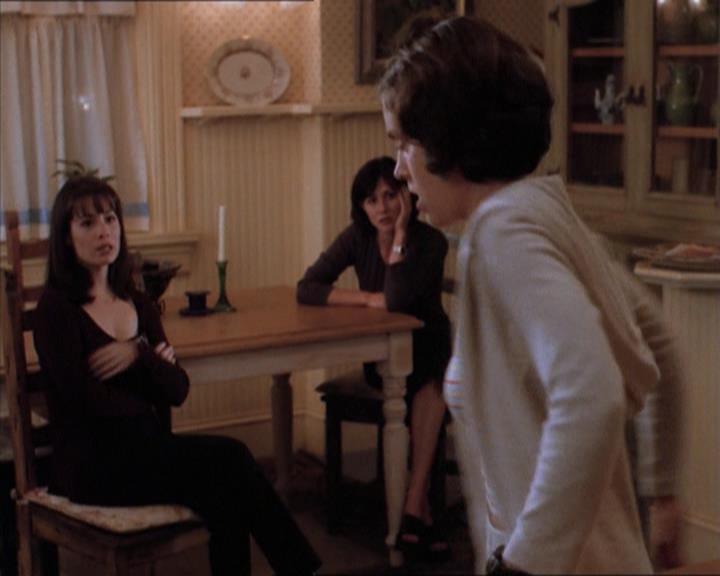 Charmed-Online_dot_net-1x04DeadManDating0861.jpg Charmed-Online_dot_net-1x04DeadManDating0861.jpg