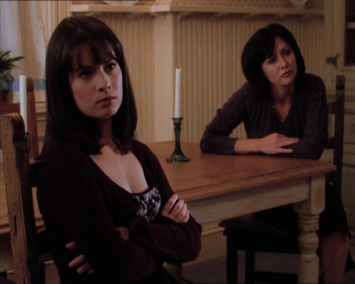 Charmed-Online_dot_net-1x04DeadManDating0900.jpg Charmed-Online_dot_net-1x04DeadManDating0900.jpg