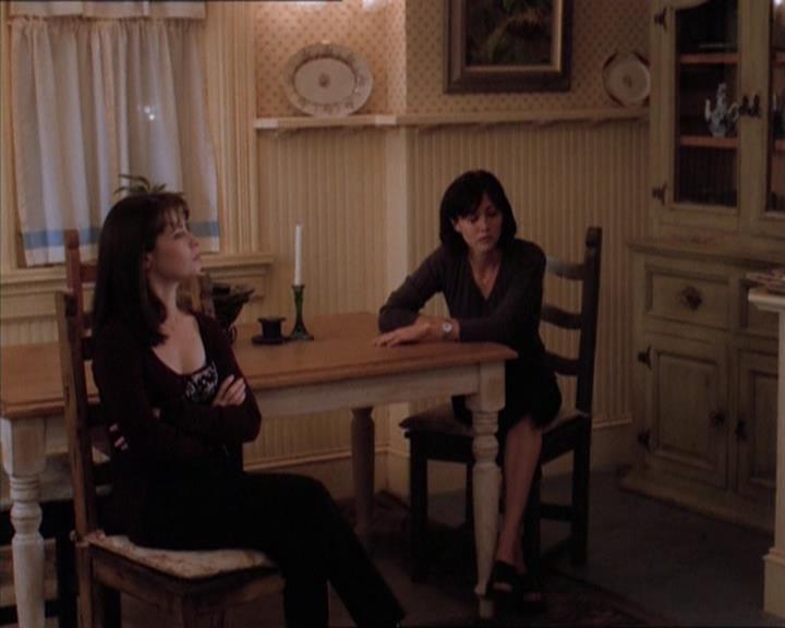 Charmed-Online_dot_net-1x04DeadManDating0905.jpg Charmed-Online_dot_net-1x04DeadManDating0905.jpg