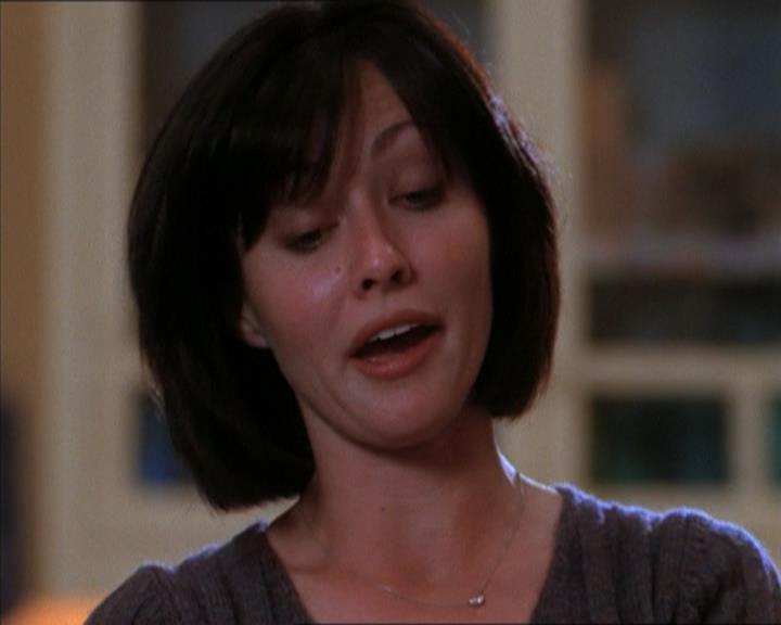 Charmed-Online_dot_net-1x04DeadManDating0921.jpg Charmed-Online_dot_net-1x04DeadManDating0921.jpg