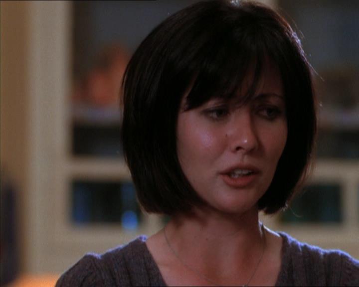 Charmed-Online_dot_net-1x04DeadManDating0925.jpg Charmed-Online_dot_net-1x04DeadManDating0925.jpg