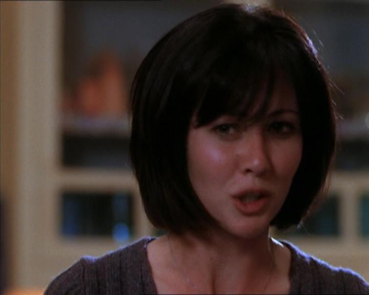 Charmed-Online_dot_net-1x04DeadManDating0929.jpg Charmed-Online_dot_net-1x04DeadManDating0929.jpg