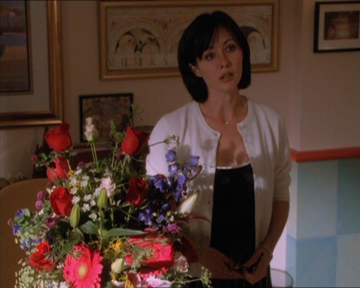 Charmed-Online_dot_net-1x04DeadManDating1212.jpg