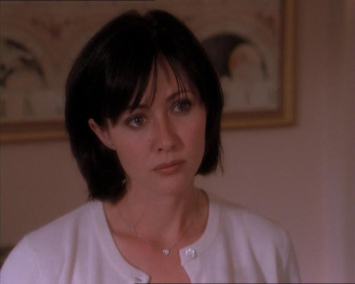 Charmed-Online_dot_net-1x04DeadManDating1217.jpg