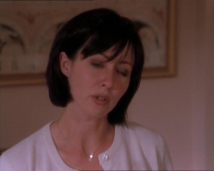 Charmed-Online_dot_net-1x04DeadManDating1225.jpg