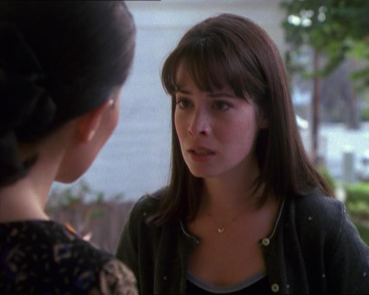 Charmed-Online_dot_net-1x04DeadManDating1304.jpg