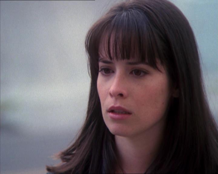 Charmed-Online_dot_net-1x04DeadManDating1350.jpg Charmed-Online_dot_net-1x04DeadManDating1350.jpg