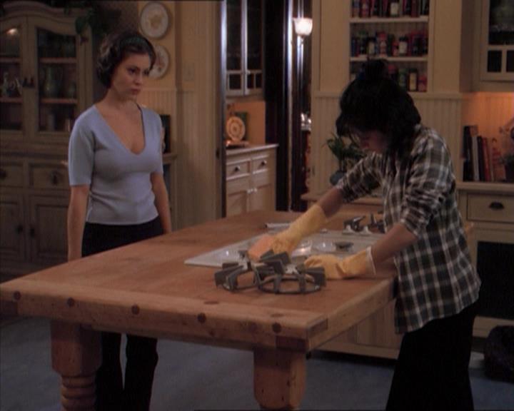 Charmed-Online_dot_net-1x04DeadManDating1364.jpg Charmed-Online_dot_net-1x04DeadManDating1364.jpg
