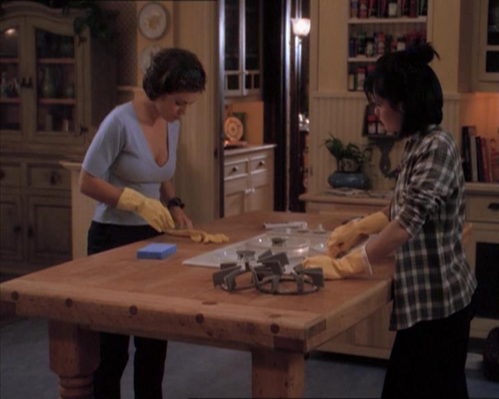 Charmed-Online_dot_net-1x04DeadManDating1375.jpg