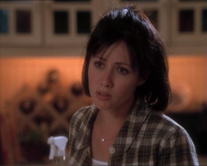 Charmed-Online_dot_net-1x04DeadManDating1401.jpg Charmed-Online_dot_net-1x04DeadManDating1401.jpg