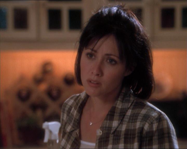 Charmed-Online_dot_net-1x04DeadManDating1402.jpg
