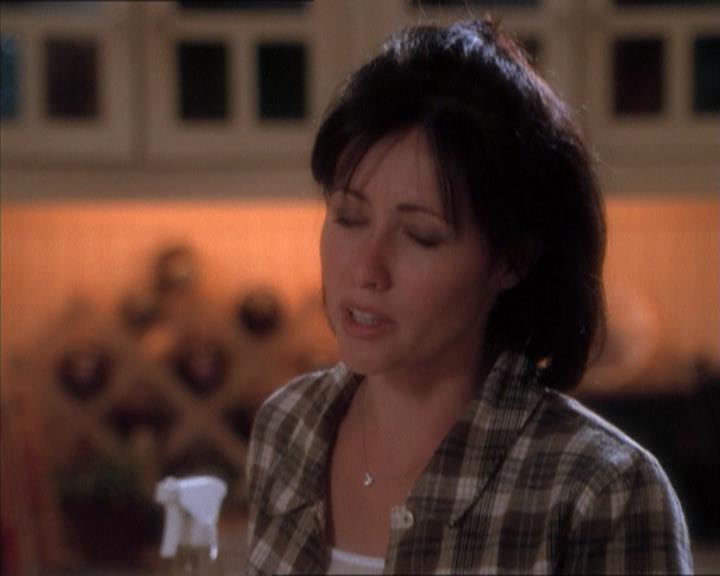 Charmed-Online_dot_net-1x04DeadManDating1415.jpg