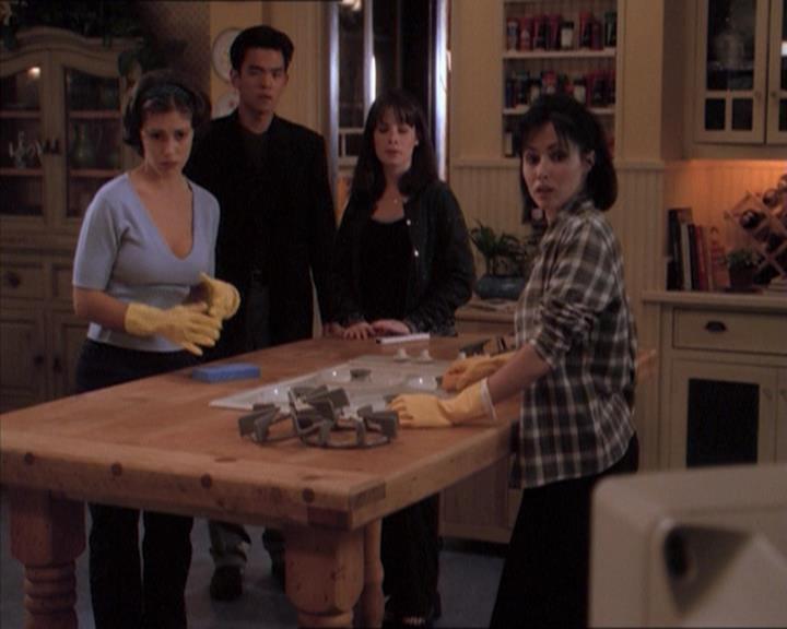 Charmed-Online_dot_net-1x04DeadManDating1463.jpg Charmed-Online_dot_net-1x04DeadManDating1463.jpg