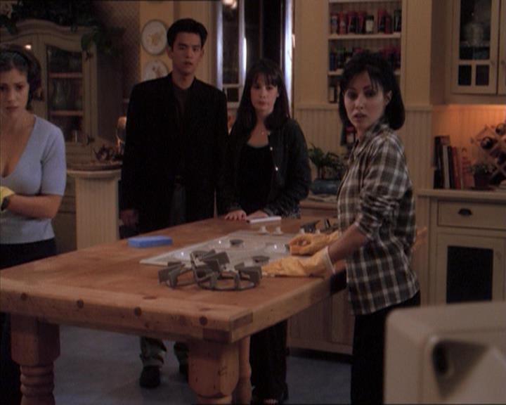 Charmed-Online_dot_net-1x04DeadManDating1464.jpg